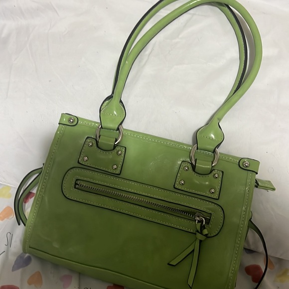 Es pequeña color verde muy bonita para combinar si está interesado cómpralo - Picture 16 of 17